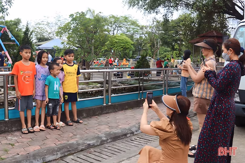 Nhiều du khách ngược ngàn khám phá miền biên giới Hà Tĩnh