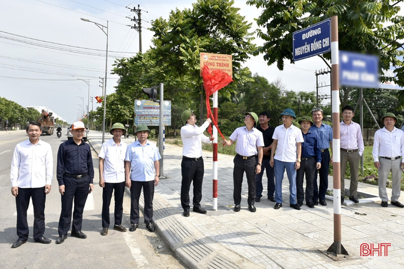 Thị xã Hồng Lĩnh gắn biển các công trình chào mừng những ngày lễ lớn