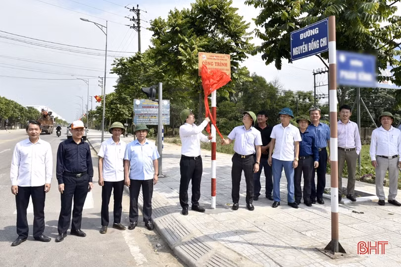 Thị xã Hồng Lĩnh gắn biển các công trình chào mừng những ngày lễ lớn