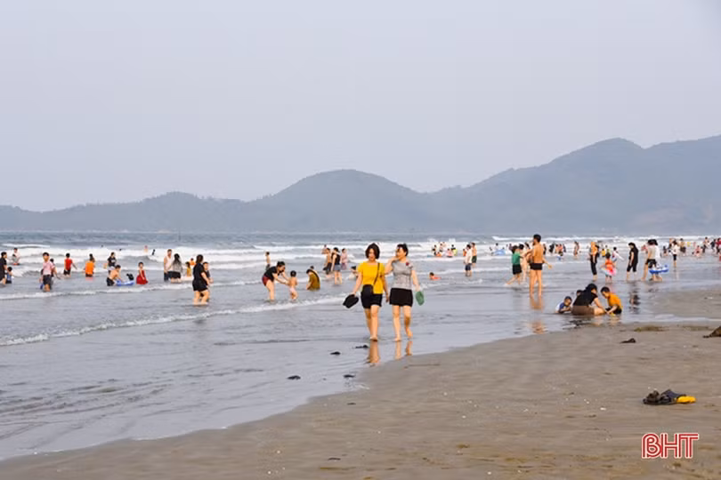 Du lịch biển Hà Tĩnh hút khách ngay đầu hè