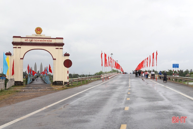 Thiêng liêng Lễ thượng cờ Thống nhất non sông