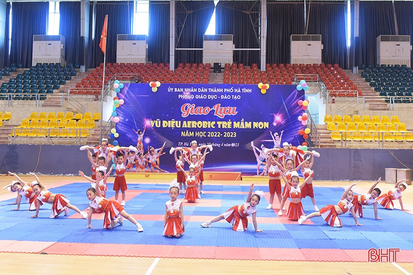 Trẻ mầm non Hà Tĩnh đáng yêu trong bài nhảy aerobic