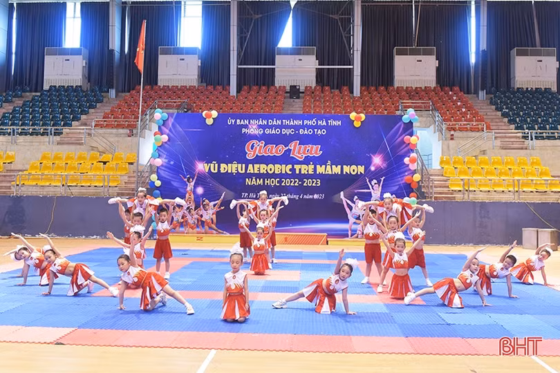 Trẻ mầm non Hà Tĩnh đáng yêu trong bài nhảy aerobic