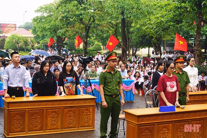 Học sinh TX Kỳ Anh được phổ biến pháp luật qua phiên toà giả định