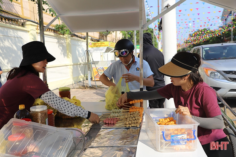 Sẵn sàng phục vụ du khách trải nghiệm phố ẩm thực đầu tiên của Hà Tĩnh