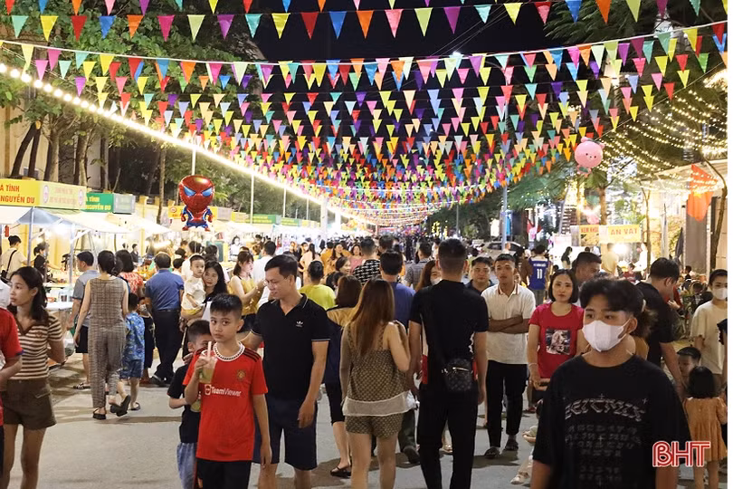 Rất đông người dân đổ về phố chuyên doanh ẩm thực Nguyễn Du