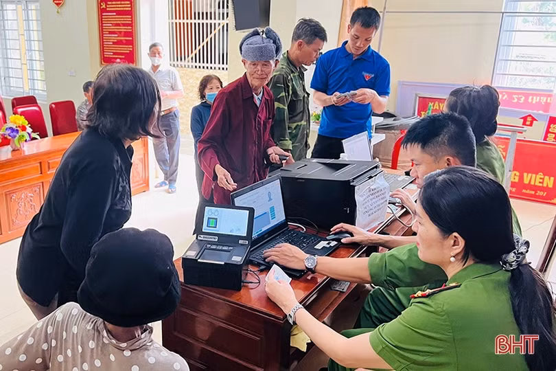 ĐVTN Hà Tĩnh “gác lễ hỗ trợ người dân cài đặt định danh điện tử