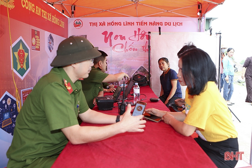 “Chuyển đổi số” cho công dân tại lễ hội Giỗ Quốc Tổ Hùng Vương