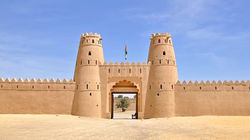 Al JahiliAl Ain đã được UNESCO công nhận là Di sản Văn hóa nhờ bề dày lịch sử 4000 năm. Thành phố có pháo đài Al Jahili rất thu hút du khách ghé thăm. Pháo đài được xây dựng vào năm 1891 với mục đích bảo vệ thành phố và các khu vườn cọ quý giá. nhung dieu khien abu dhabi tuyet hon dubai trong mat du khach