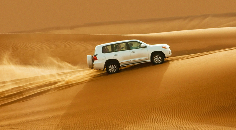 Abu Dhabi Desert Sa mạc cách thành phố chỉ vài phút lái xe. Du khách có thể trải nghiệm chuyến đi từ một đến vài ngày khám phá sa mạc trên lưng lạc đà, khám phá các cồn cát, bãi biển. nhung dieu khien abu dhabi tuyet hon dubai trong mat du khach
