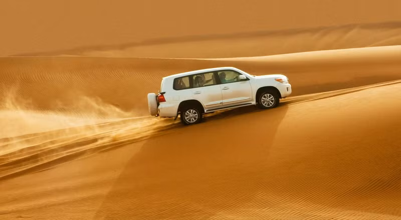 Abu Dhabi Desert Sa mạc cách thành phố chỉ vài phút lái xe. Du khách có thể trải nghiệm chuyến đi từ một đến vài ngày khám phá sa mạc trên lưng lạc đà, khám phá các cồn cát, bãi biển. nhung dieu khien abu dhabi tuyet hon dubai trong mat du khach