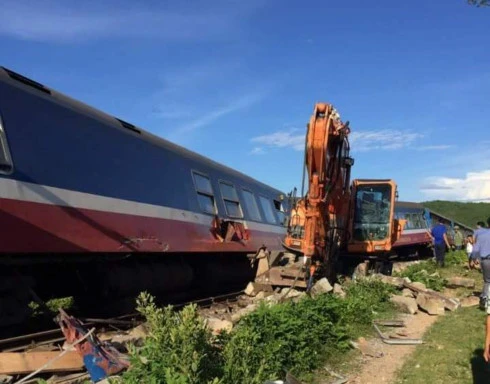 tau se3 trat banh hang tram hanh khach thoat chet