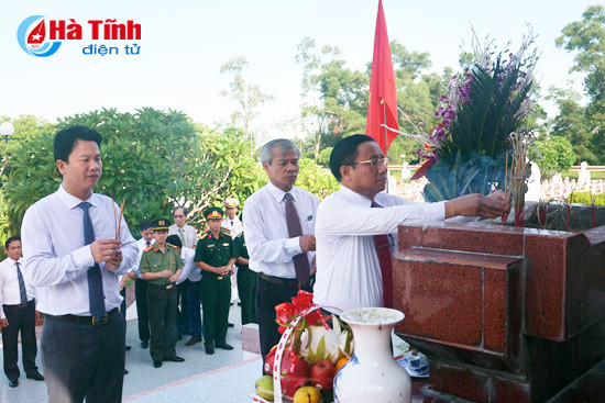 dang huong tuong niem chu tich ho chi minh va cac anh hung liet sy