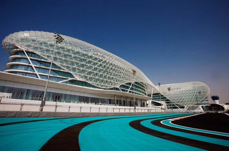 Yas Marina Nếu bạn muốn tìm kiếm nhịp sống nhanh hơn, hãy tới Yas Island, nơi tổ chức Giải đua xe Công thức I. Đường đua Yas Marina tại đây là đường đua F1 duy nhất trên thế giới có đèn cao áp và mái che. ngoài ra còn một số khách sạn sang trọng như Yas Viceroy Abu Dhabi với ban công dọc theo đường đua. nhung dieu khien abu dhabi tuyet hon dubai trong mat du khach