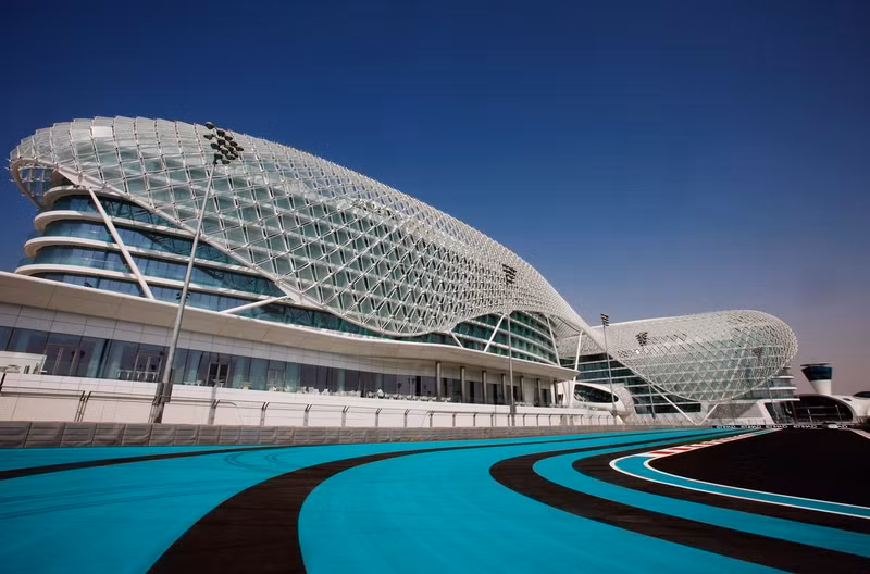 Yas Marina Nếu bạn muốn tìm kiếm nhịp sống nhanh hơn, hãy tới Yas Island, nơi tổ chức Giải đua xe Công thức I. Đường đua Yas Marina tại đây là đường đua F1 duy nhất trên thế giới có đèn cao áp và mái che. ngoài ra còn một số khách sạn sang trọng như Yas Viceroy Abu Dhabi với ban công dọc theo đường đua. nhung dieu khien abu dhabi tuyet hon dubai trong mat du khach