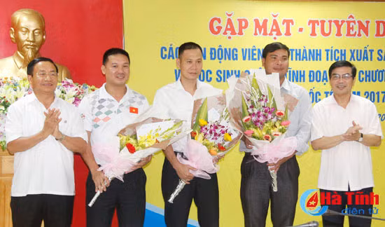 khen thuong vdv xuat sac tai sea games 29 va hoc sinh que ha tinh doat hcv olympic toan quoc te