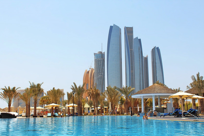 Abu Dhabi được hình thành trên 200 hòn đảo ở vịnh Ba Tư, vì thế thành phố thủ đô của Các Tiểu vương quốc Ả Rập thống nhất có thể được xem là một thiên đường biển đảo. Du khách tới đây không chỉ choáng ngợp bởi sự hoành tráng sa hoa không kém gì "người hàng xóm" Dubai, họ còn được tận hưởng nhiều trải nghiệm "có một không hai" mà bạn sẽ không thể có được ở nơi nào khác trên thế giới. nhung dieu khien abu dhabi tuyet hon dubai trong mat du khach