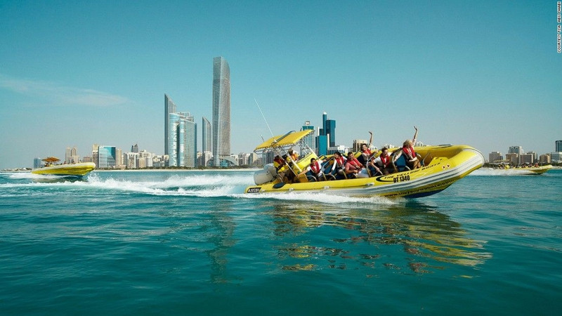 Bến cảng thành phố Abu Dhabi cũng rất thu hút du khách bơi lội và tham gia các hoạt động trên biển, hay đơn giản là thưởng thức cocktail trên những chiếc thuyền buồm. nhung dieu khien abu dhabi tuyet hon dubai trong mat du khach