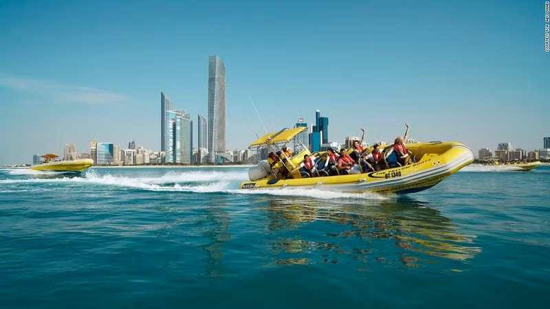 Bến cảng thành phố Abu Dhabi cũng rất thu hút du khách bơi lội và tham gia các hoạt động trên biển, hay đơn giản là thưởng thức cocktail trên những chiếc thuyền buồm. nhung dieu khien abu dhabi tuyet hon dubai trong mat du khach