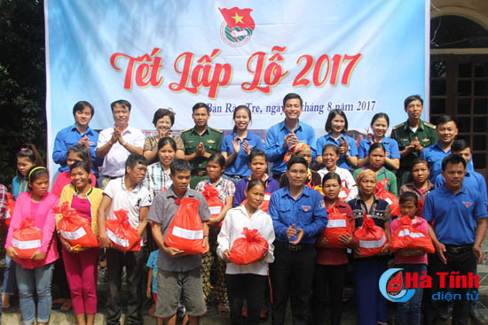 photo ban rao tre vui mung don tet lap lo