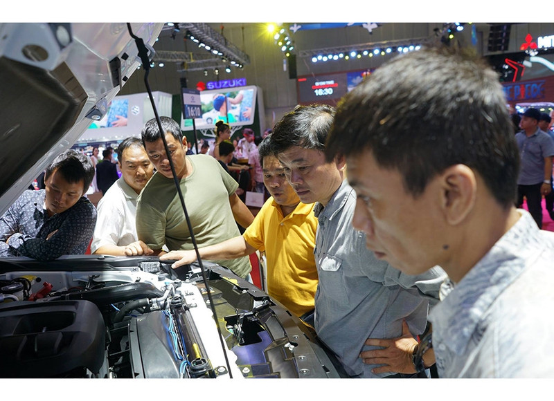 4 thang kho khan cho doi thi truong oto viet