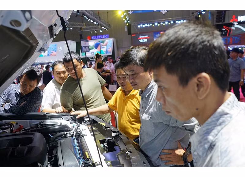 4 thang kho khan cho doi thi truong oto viet