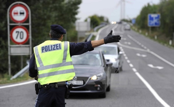 ao xay hang rao be tong bao ve chinh phu truoc de doa khung bo