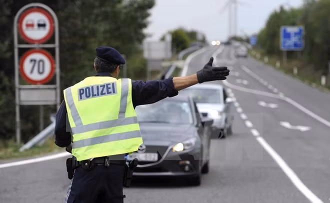 ao xay hang rao be tong bao ve chinh phu truoc de doa khung bo