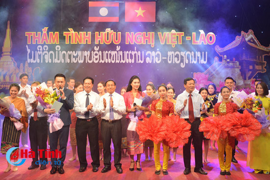 nong am dem giao luu tham tinh huu nghi viet lao