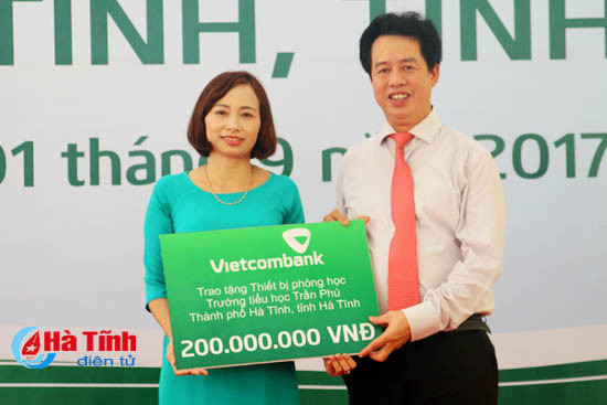 vietcombank ban giao 3 cong trinh an sinh xa hoi tri gia tai tro gan 12 ty