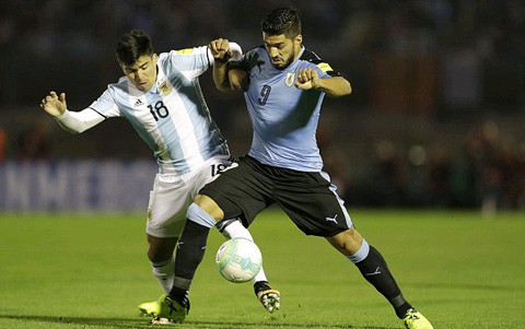 messi im tieng argentina hoa that vong uruguay