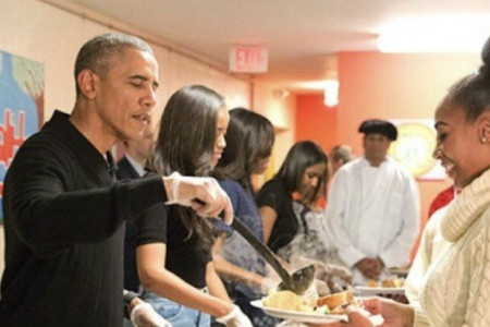 Obama phục vụ bữa ăn cho người vô gia cư tại một trung tâm tạm trú năm 2015. Ảnh: Twitter. nhung tro lua xoay quanh bao harvey o my