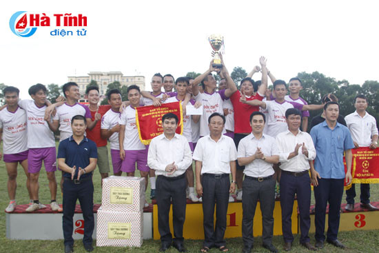 phuong ha huy tap vo dich giai bong da nam thanh nien tp ha tinh