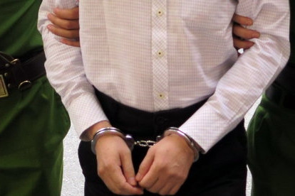 bat cuu luat su lam gia giay to nha minh de lua dao