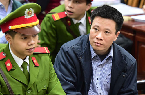 Ông Hà Văn Thắm (bên phải) tại phiên sơ thẩm mở cuối tháng 2. mo lai phien xu dai an tham nhung xay ra tai oceanbank