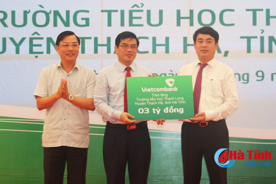 vietcombank ban giao 3 cong trinh an sinh xa hoi tri gia tai tro gan 12 ty