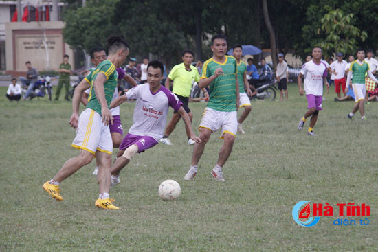 phuong ha huy tap vo dich giai bong da nam thanh nien tp ha tinh