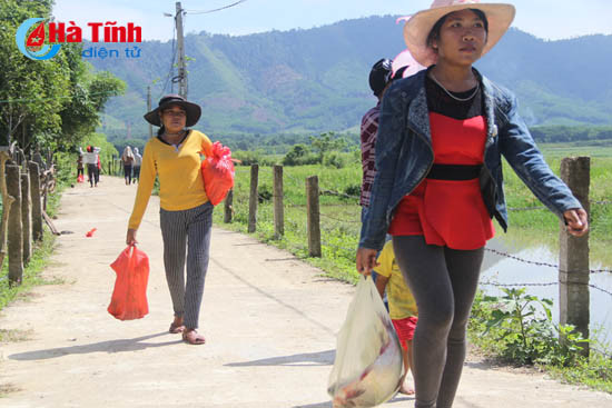 photo ban rao tre vui mung don tet lap lo