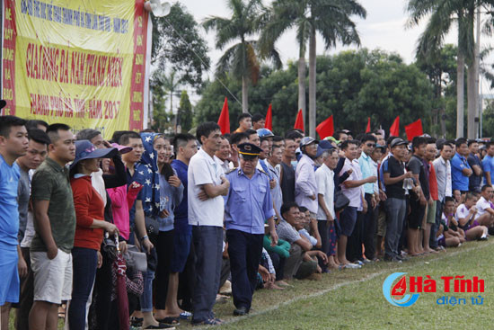 phuong ha huy tap vo dich giai bong da nam thanh nien tp ha tinh