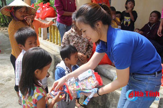 photo ban rao tre vui mung don tet lap lo