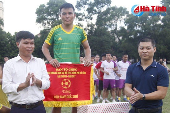 phuong ha huy tap vo dich giai bong da nam thanh nien tp ha tinh