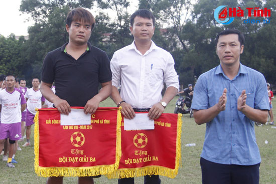 phuong ha huy tap vo dich giai bong da nam thanh nien tp ha tinh