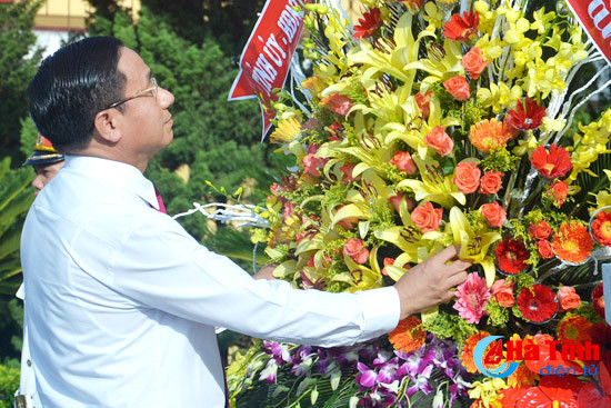 dang huong tuong niem chu tich ho chi minh va cac anh hung liet sy