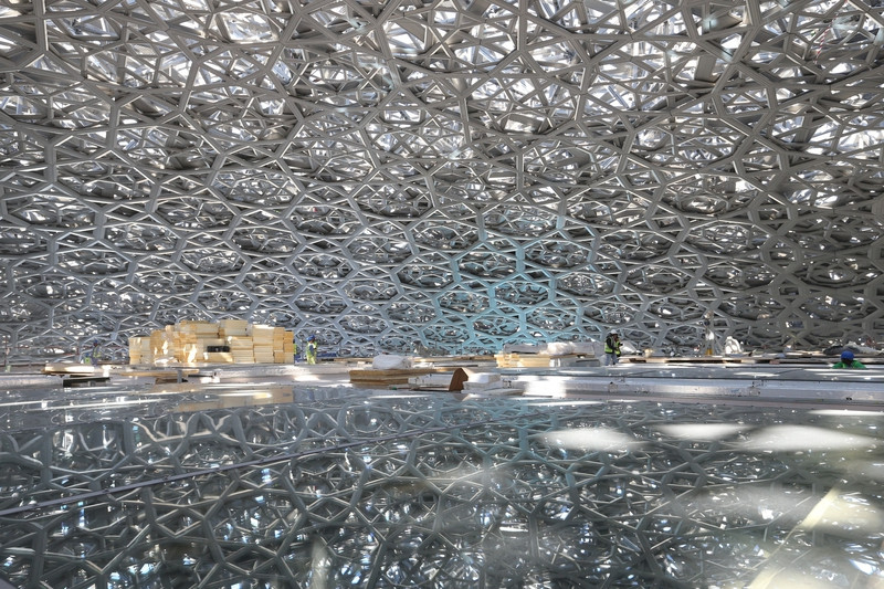 Nằm trên đảo Saadiyat, bảo tàng Louvre Abu Dhabi trải dài trên mặt nước. Đây là thiết kế của kiến trúc sư người Pháp Jean Nouvel. Mái vòm trắng khổng lồ của bảo tàng đồng thời là một lối đi hiện đại với kiến trúc Arab truyền thống. Sau khi hoàn thành, bảo tàng sẽ có tới 23 phòng trưng bày lớn nhỏ. nhung dieu khien abu dhabi tuyet hon dubai trong mat du khach