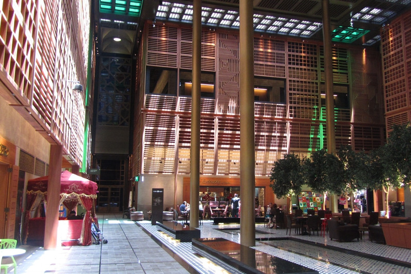 The Souk Những người đam mê mua sắm có thể tới trung tâm thương mại The Souk, nơi có mọi sản phẩm phổ biến từ quần áo thời trang cho đến thực phẩm. Thị trường các mặt hàng truyền thống gần đây ở thành phố đang được hồi sinh mạnh mẽ và hiện đại hóa. Khu mua sắm hiện đại bên trong The Souk thay thế cho những cửa hàng truyền thống, nơi đây cũng có những quán bar và nhà hàng nằm sát bên. nhung dieu khien abu dhabi tuyet hon dubai trong mat du khach