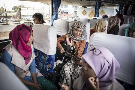 Cùng nhau ca hát khi di chuyển thực hiện nhiệm vụ