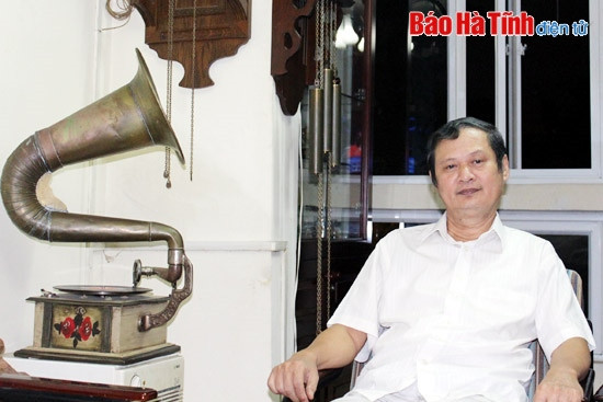 Cố nhạc sỹ An Thuyên trong căn phòng sáng tác của ông tại nhà riêng. Cố nhạc sỹ An Thuyên trong căn phòng sáng tác của ông tại nhà riêng.