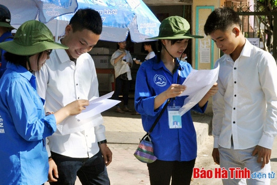 Sinh viên tình nguyện hỗ trợ thí sinh trước giờ làm thủ tục