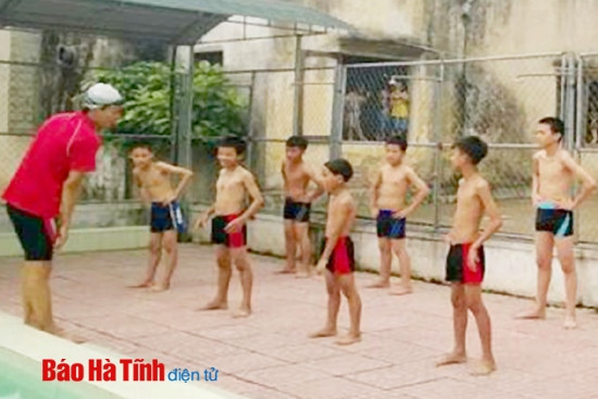 Dạy bơi miễn phí cho 30 trẻ em có hoàn cảnh đặc biệt ảnh 1