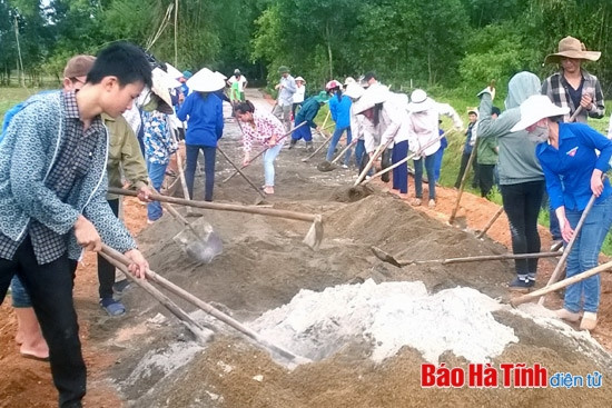 Nhân dân Đức Bồng ra quân làm đường giao thông theo tiêu chuẩn nông thôn mới.